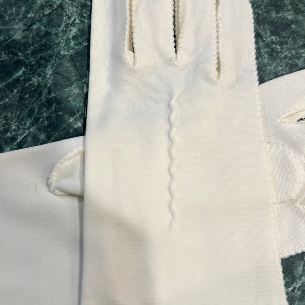 Elegant Vintage White Women's Gloves - Picture 3 of 4